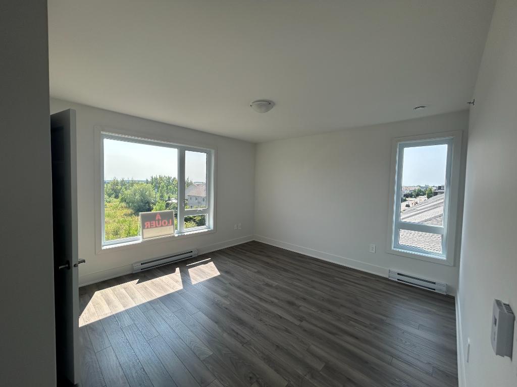 **CASH 1200$$** OU ÉTALÉE SUR VOS VERSEMENTS, GRAND 4 1/2 ÈA LOUER LIBRE IMMÉDIATEMENT INCLUS 5 ÉLECTRO | 2964080