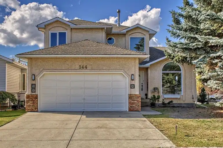 5-Bedroom+Den Upgraded Corner House with New SS Appliances | Calgary | 2965477