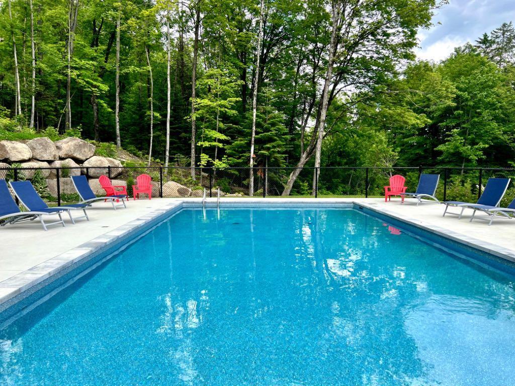 Piscine, Ruisseaux, 4 1/2 à Piedmont, Libre le 1er octobre. | 2970079