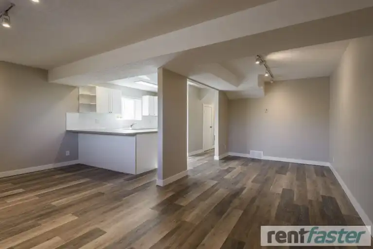 KILLARNEY / LARGE BRIGHT 2 BR plus DEN, RECENTLY RENOVATED | 2039 B 30 St SW, Calgary | 2970340
