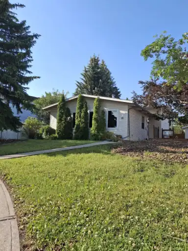 Beautiful and Spacious House and HUGE Backyard in Southwood! | 15 Southdale Bay Southwest, Calgary | 2970343