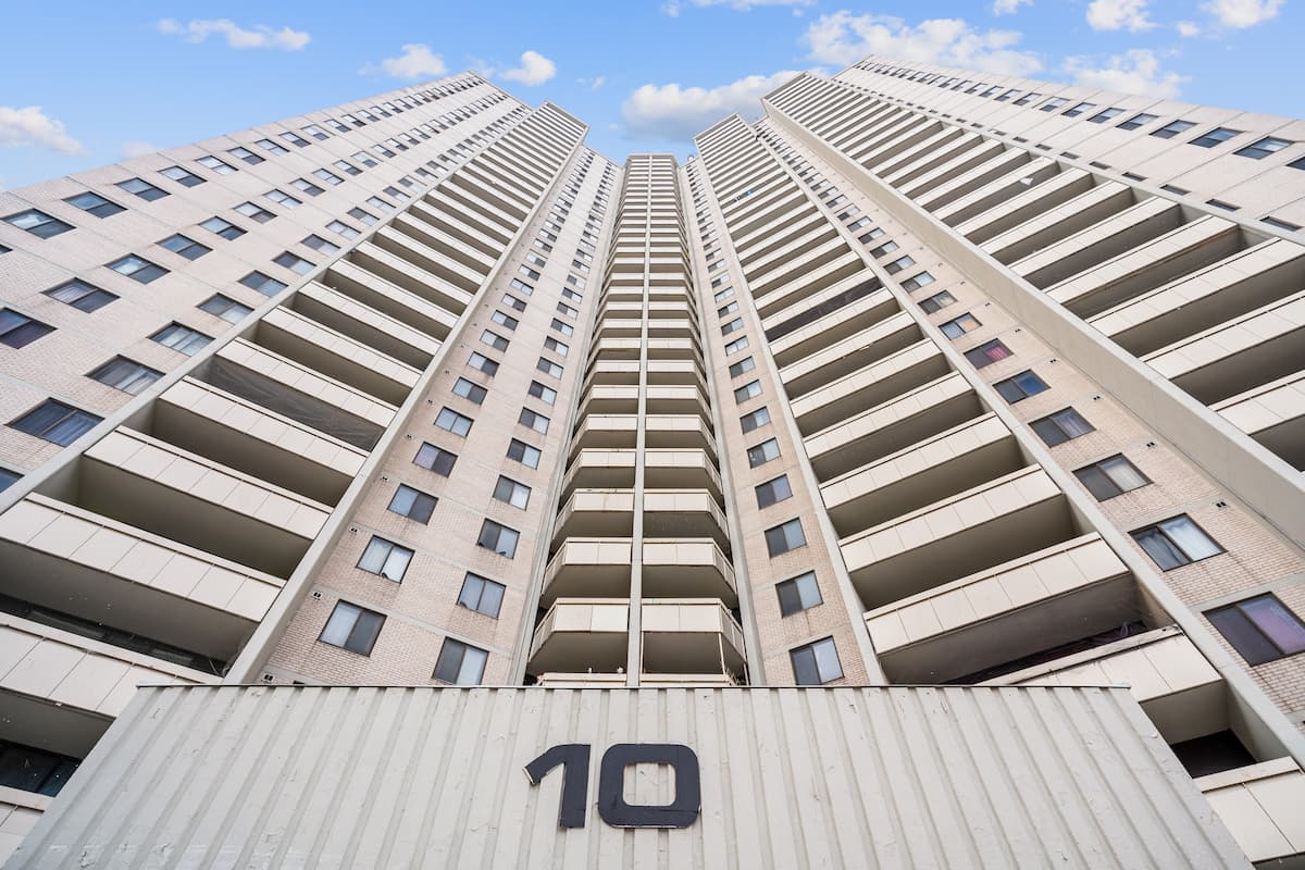 San Romanoway Apartments | 2975058