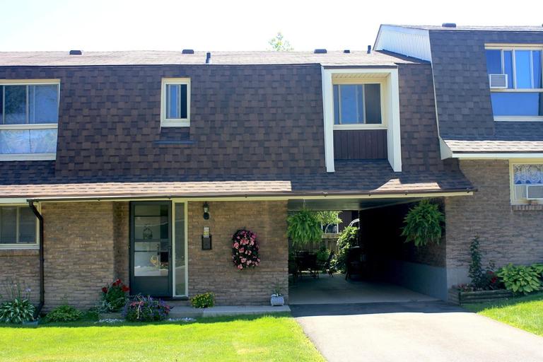 Carriage Mews | 5 Carriage Road, St. Catharines | 2975547