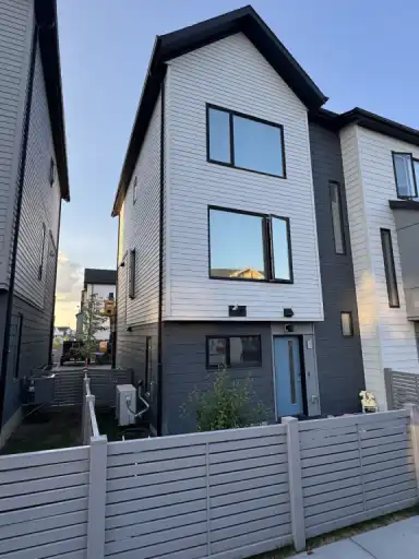 A very rare two-car garage townhouse, corner unit, feels like a semi-detached. | 32 - 32 Evanscrest Court Northwest, Calgary | 2975658