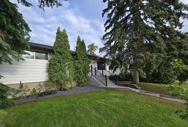 Three-Bedroom Main Floor in SW Calgary - Classic Comfort with Deck, Fenced Yard | 4913 20 Street Southwest, Calgary | 2982978