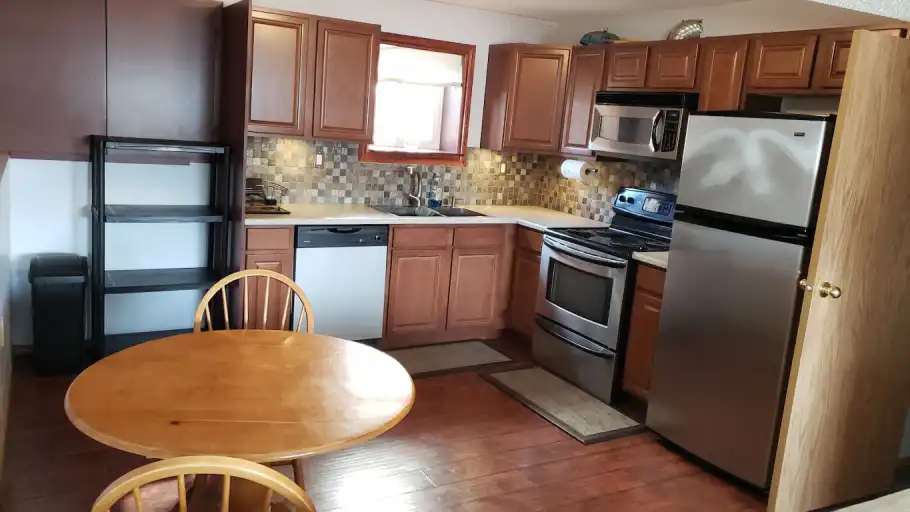 1 Bed 1 Bath BRIGHT Unit (partial Furnish) - w/ private entrance Utils Flat $150 | Edmonton | 2977531
