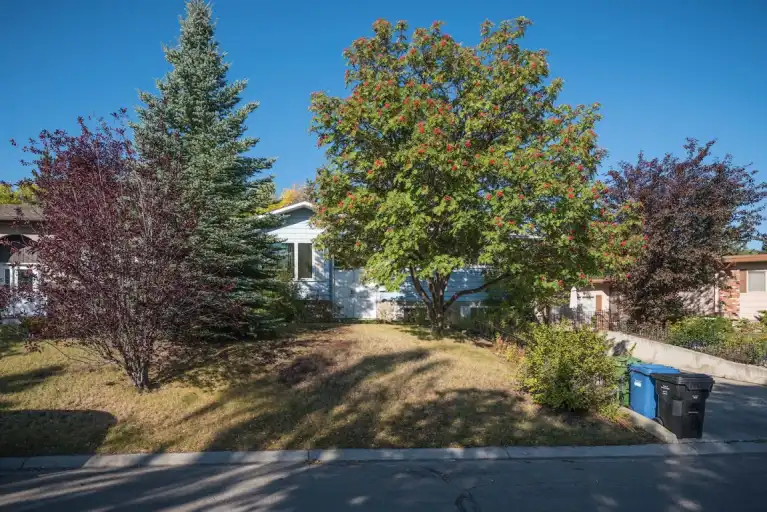 Beautiful 4 bed + 5 min walking to LRT | 111 Cantrell Place Southwest, Calgary | 2981472