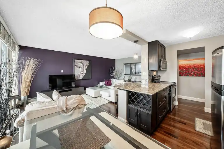 Stylish Executive Condo w/ Breathtaking Downtown Views — Fully Furnished | 733 14 Ave SW, Calgary | 2981482