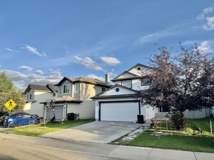 MacEwan Scoop on the Loop | 709 McAllister Loop Southwest, Edmonton | 2984177