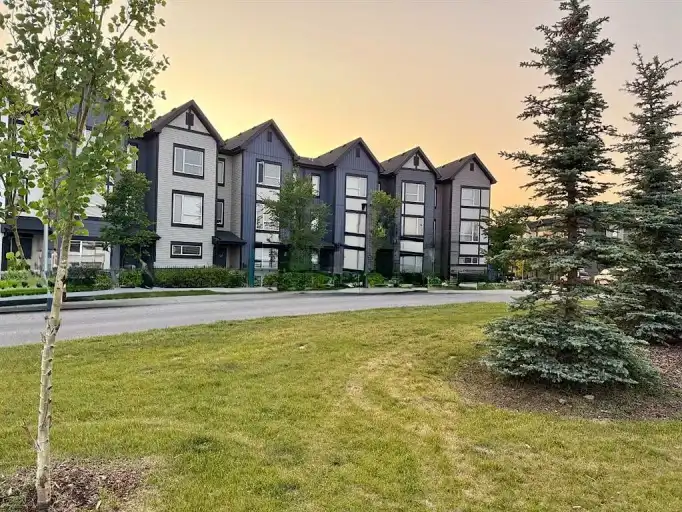 TOWNHOUSE LOCATED IN A PRIME EVANSTON  PLAYGROUND / PARK & BEAUTIFUL FRONT VIEW | 116 Evanscrest Manor Northwest, Calgary | 3031261