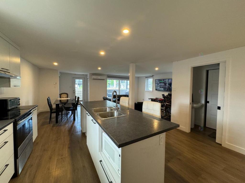 Très Grand Appartement 4 1/2 À Louer | 2986176
