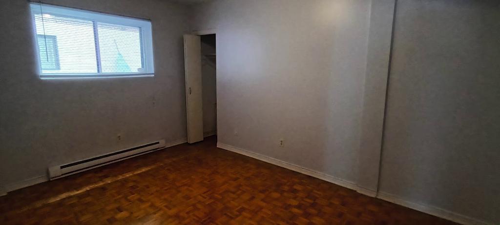 GRAND 3 1/2 AVEC PORTE PATIO DEMI SOUS-SOL LIBRE | 2987217