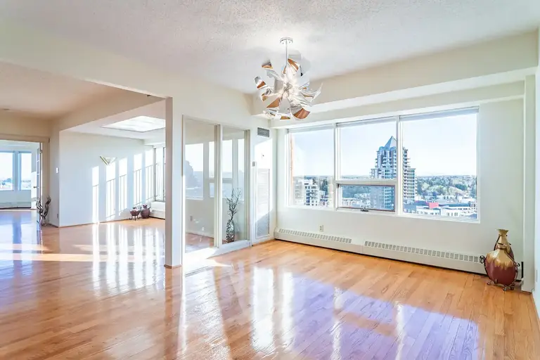 Stylish Sky-High Living for Professionals or Downsizers – 3-Bedroom Condo | 720 13 Avenue Southwest, Calgary | 2991264