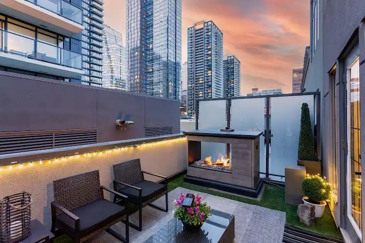 21’ Loft | 2-Patios |King + Queen | AC | Outdoor Firetable +BBQ |CT Tower Views | 311 - 638 11 Avenue Southwest, Calgary | 2991623