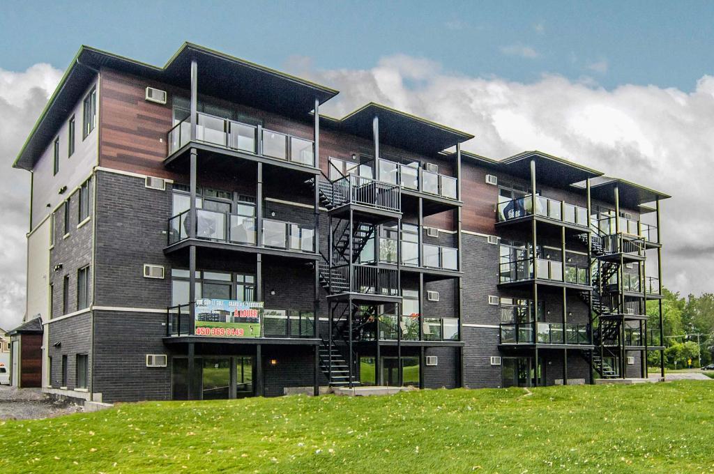 MAGNIFIQUE appartement style condo 4 1/2 sur le golf de VALLEYFIELD | 2992877