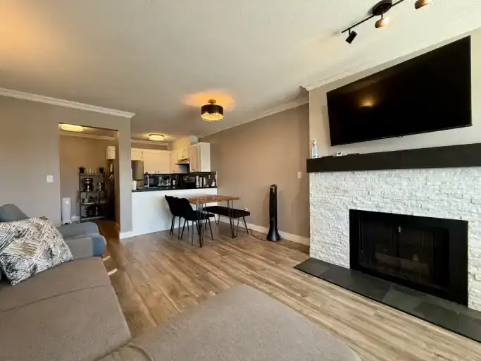 Bright, Renovated 1-Bedroom Condo in Central Ladner | 4845 53 Street, Delta | 2993149