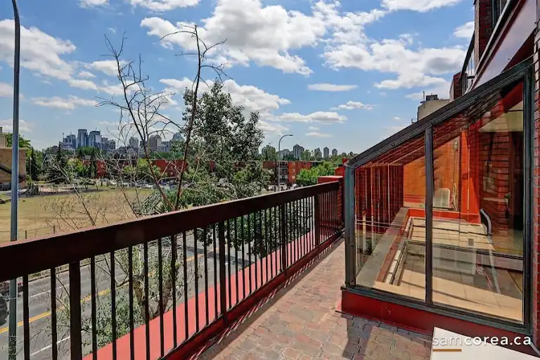 Condo Unit with 2 Bedrooms and a Den | 402 - 1505 8 Avenue Northwest, Calgary | 2993217
