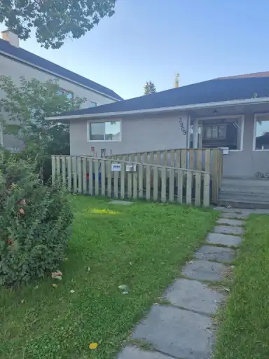 Pet Friendly 2 Bed Main Floor W/Garage! | 3909 10 Avenue Southwest, Calgary | 2993230