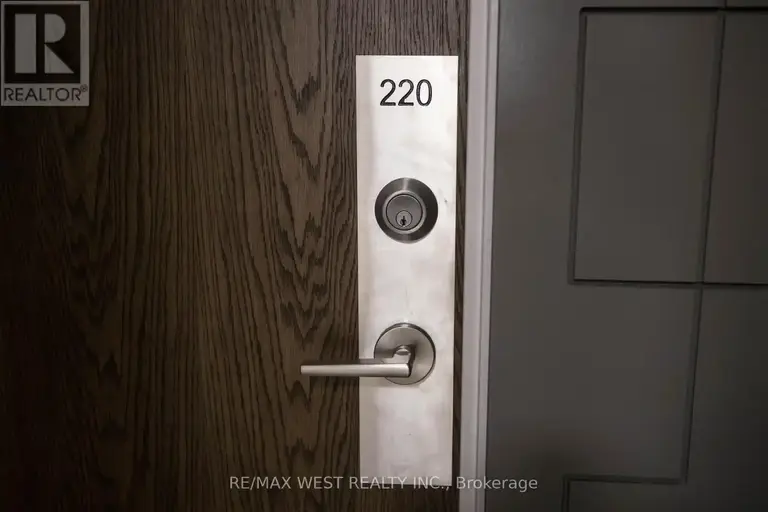 220 - 99 EAGLE ROCK WAY | 220 - 99 EAGLE ROCK WAY, Vaughan | 2993349
