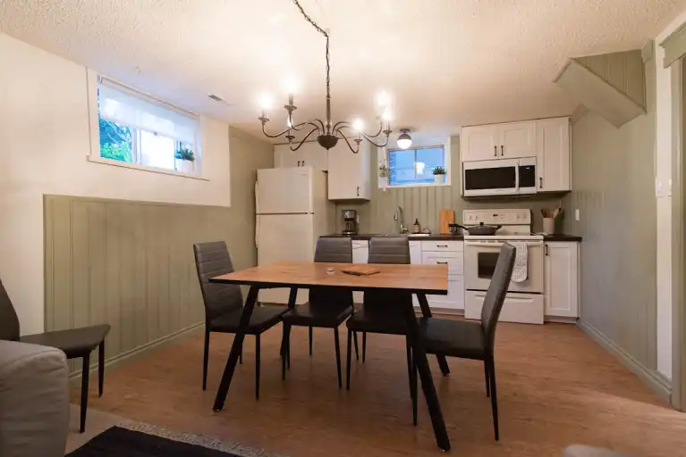 Fully furnished, updated 2 bedroom plus den suite in Tuxedo Park (legal suite). | 21 Ave NE, Calgary | 2998261