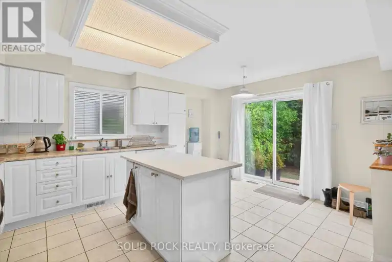 30 KENINS CRESCENT | 30 KENINS CRESCENT, Ottawa | 2994985
