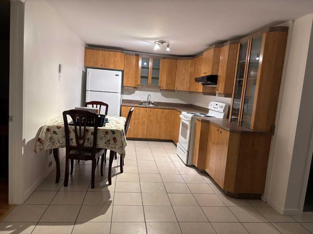 MEUBLÉ, 4 1/2 rénové, propre, près du centre-ville, UQTR, CÉGEP, commodités, 1185$ | 2998009