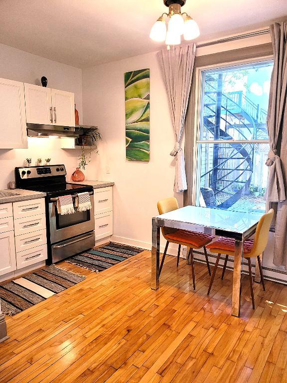RDC 3PLEX TT MEUBLÉ : 2 CÀC + SALON + COUR : PLATEAU-MT-ROYAL | 2998675
