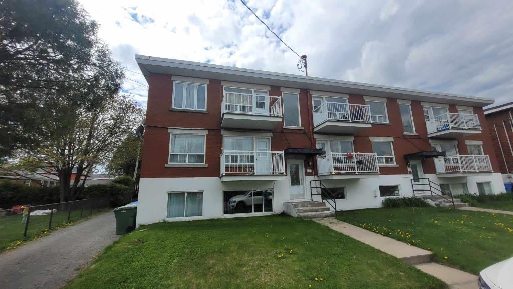 Beau logement rénové 5 1/2, St-Jérome | 3000029