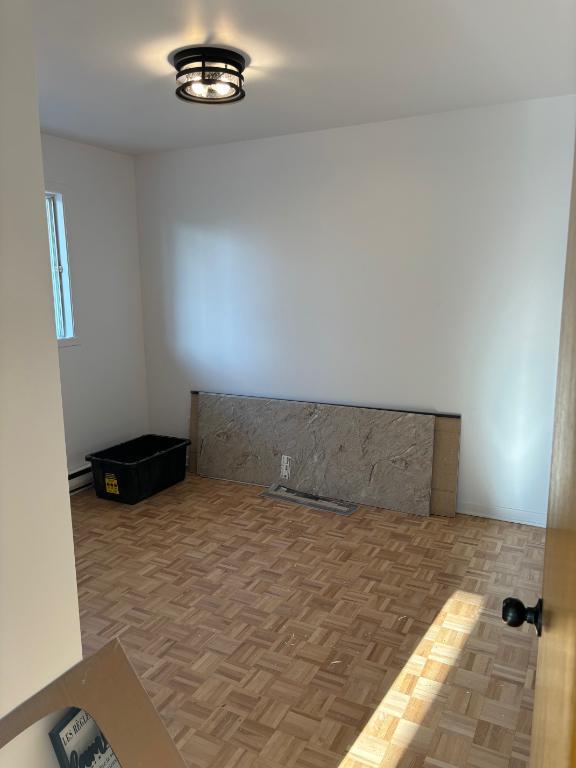 Grand 7 ½ très éclairé – 4 Chambres – Entièrement Rénové | 3000786