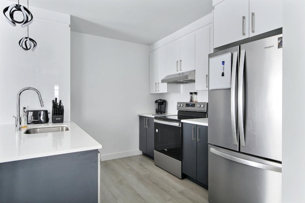 4 1/2 + 2 bureaux presque neuf, ST-NICOLAS, LÉVIS, CLIMATISÉ, QUARTZ - 1ier octobre 2025 | 3001689