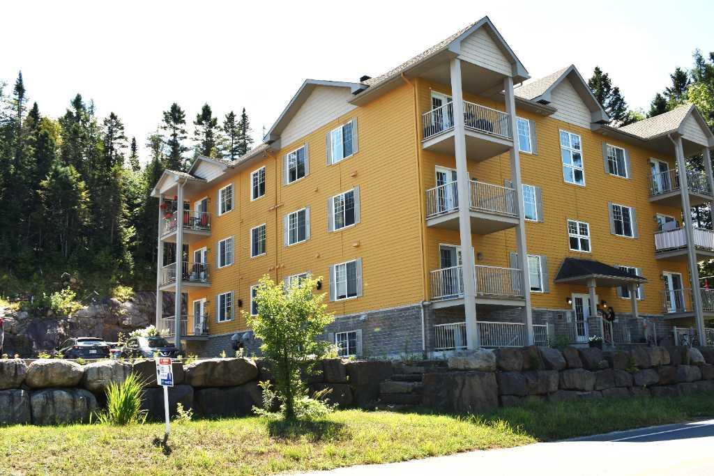 CONDO 4 1/2 à louer à Ste-Agathe-des-Monts. INCLUS DANS LOYER : le chauffage, l'eau chaude, l'air climatisé et une place de stationnement déneigée | 3002906