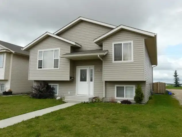 3 Bedroom Main Floor With A Detached Garage Available Now! | 7572 59 Avenue, Red Deer | 3003571