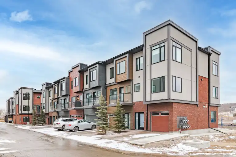 4 bedroom, New york style Townhouse | 253 Greenbriar Common Northwest, Calgary | 3025560