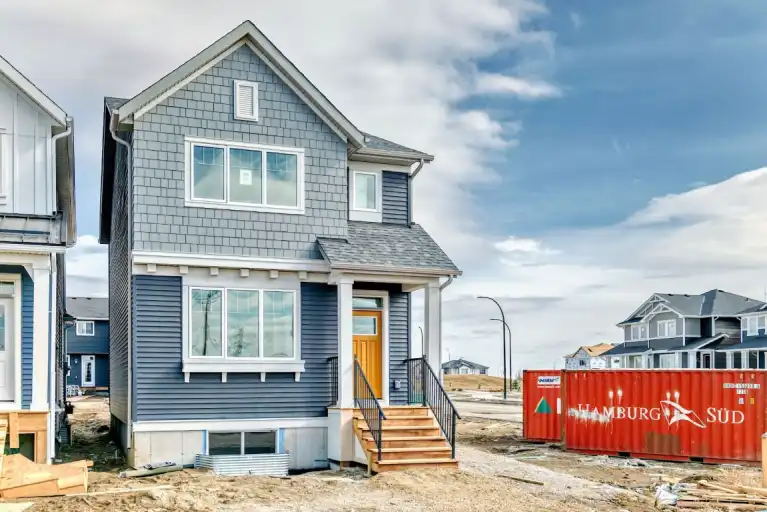 4 bedroom 3 bedroom | Calgary | 3012218