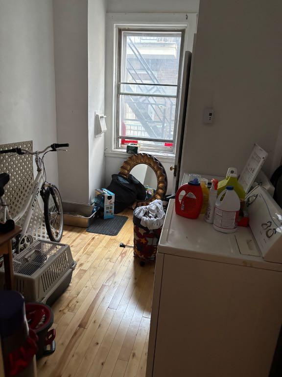 WESTMOUNT ADJ. 5 1-2. 1200 PIEDS CARRE ,GRAND LOGEMENT ,HAUT PLAFOND DE 9 PIEDS HAUTEUR 3 CHAMBRES INCLUANT ENTREE DE LAVEUSE ET SECHEUSE | 3010451