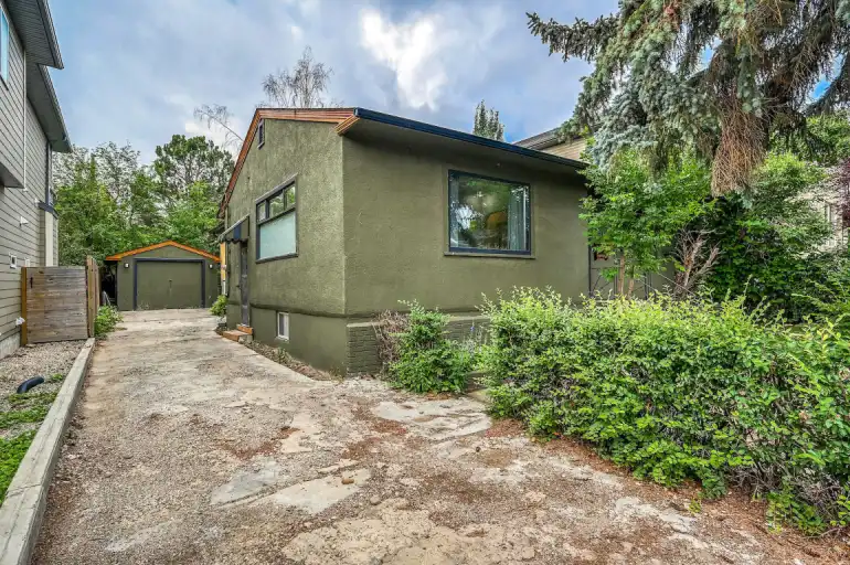 Main floor Bungalow, 2 Bdm, Large Backyard, Bright Sunny Spacious, Large Dog Run | 1911 26 Ave SW, Calgary | 3013767