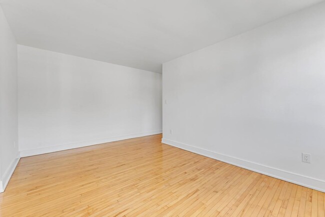389-401 Yonge Street Apartments | 3015280