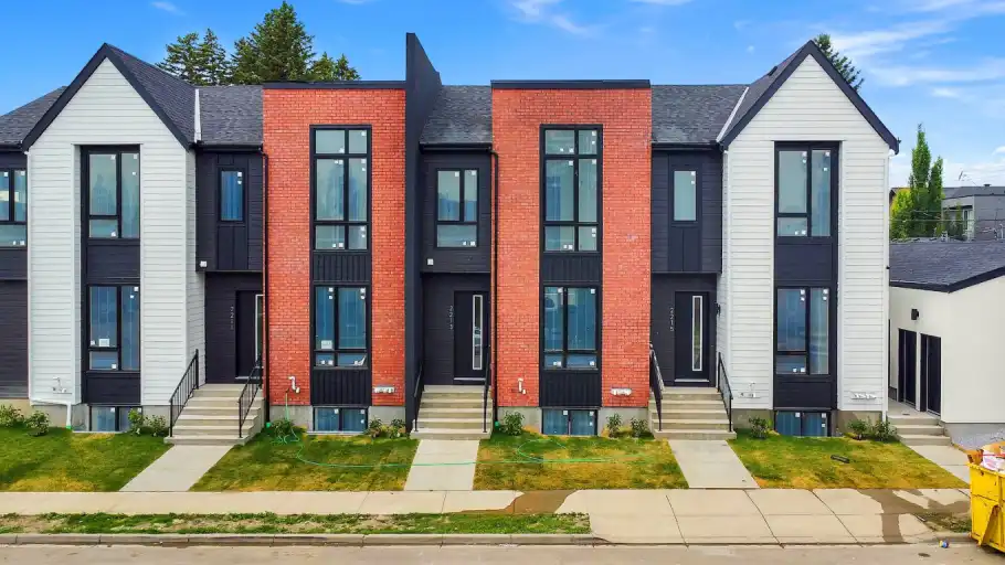 Luxury 3-Bedroom Townhouse in Mount Pleasant | Brand New Build | Detached Garage | Calgary | 3015889