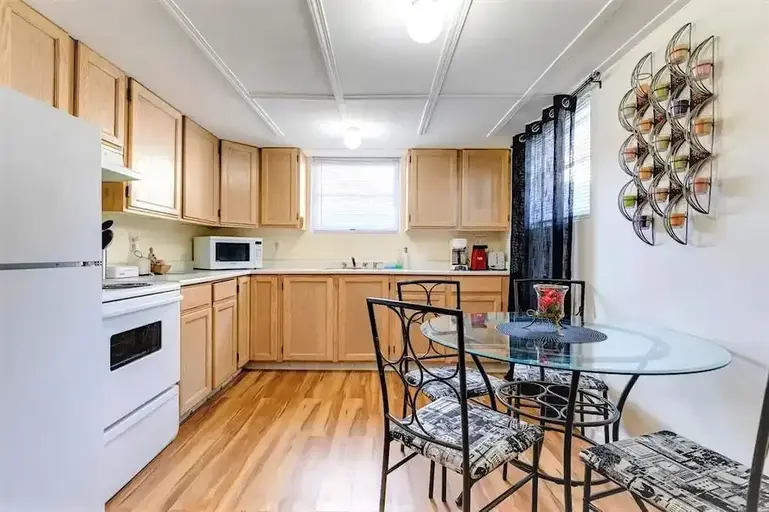 Newly renovated 1 Bed+Den Basement suit (14 AVE NW) FOR RENT | 1431 1A Street Northwest, Calgary | 3015891
