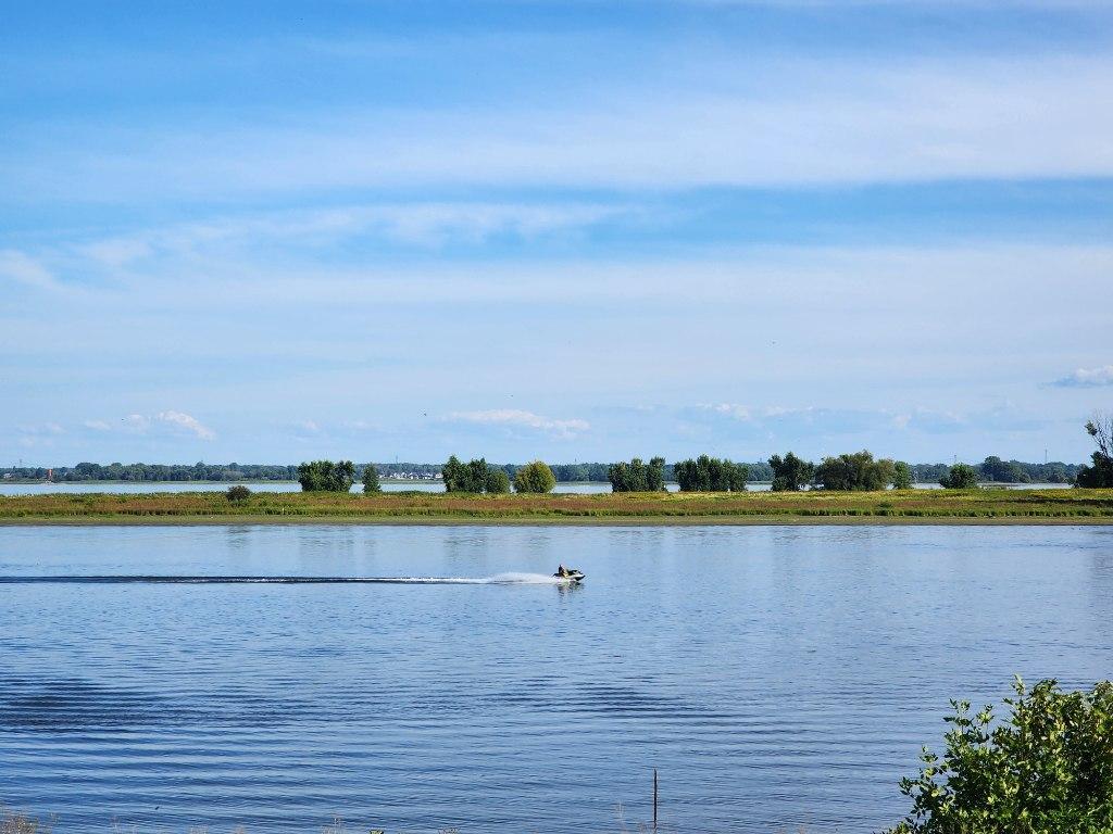 À VENDRE : TERRAIN DE FORME IRRÉGULIÈRE OFFRANT UNE SUPERFICIE DE 10500 PIEDS CARRÉS. | 3016620