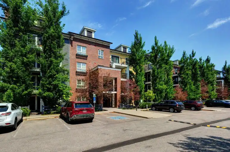 *COPPERFIELD LOCATION* 2 BEDROOMS & 2 BATHS * 2 PARKING STALLS* NEW PAINT*LOCKER | 279 Copperpond Common South East, Calgary | 3018014