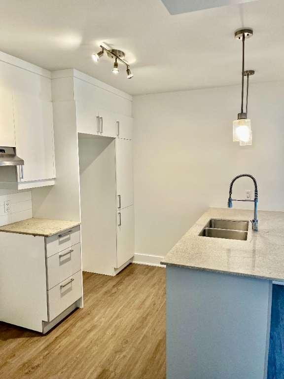 Grand 5 ½ moderne – 3 chambres fermées – Fraîchement peinturé – Candiac | 3018088
