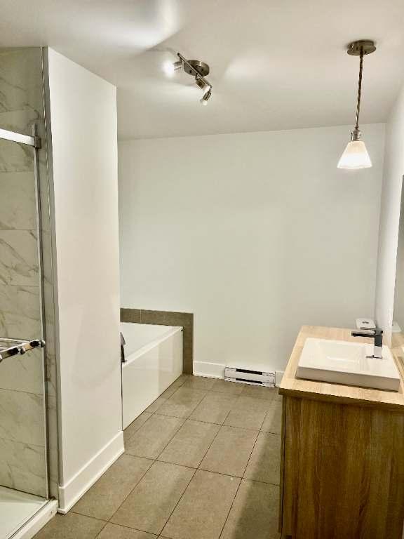 Grand 5 ½ moderne – 3 chambres fermées – Fraîchement peinturé – Candiac | 3018088