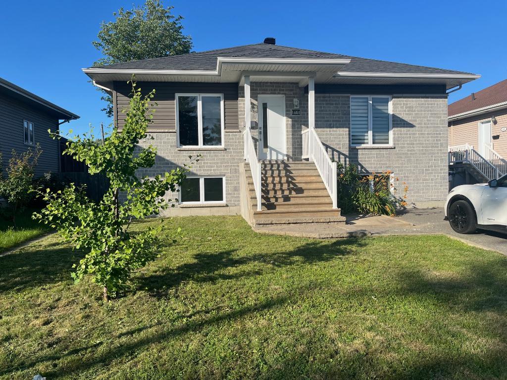 Très grand logement 3 chambres rez de chaussée et sous-sol. | 3018097