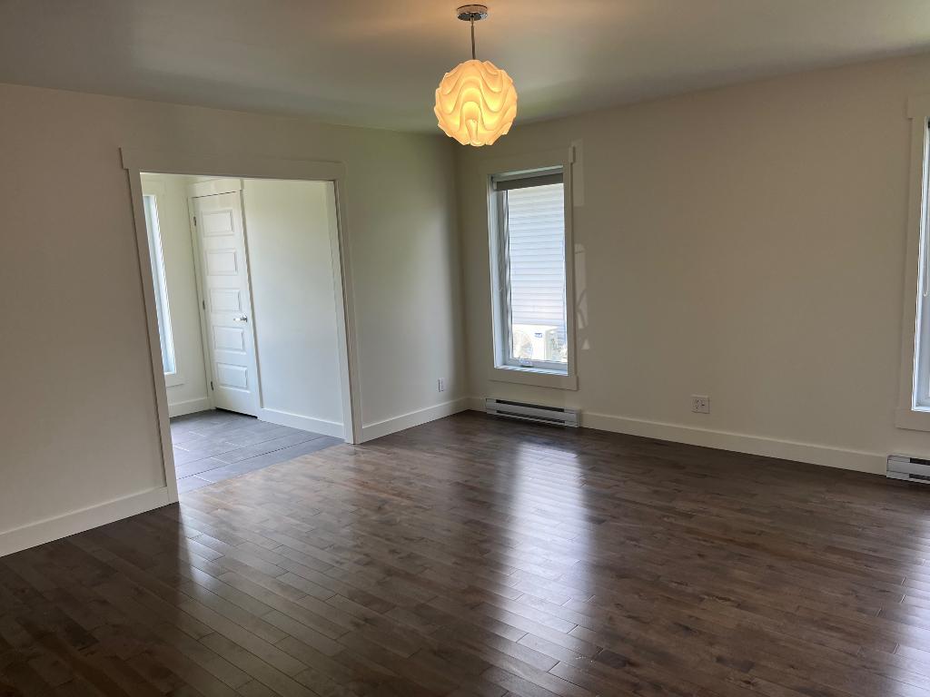 Très grand logement 3 chambres rez de chaussée et sous-sol. | 3018097