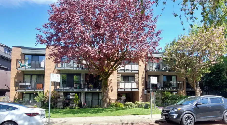 Kitsilano Low rise Apartment | 2233 West 3rd Avenue, Vancouver | 3037724