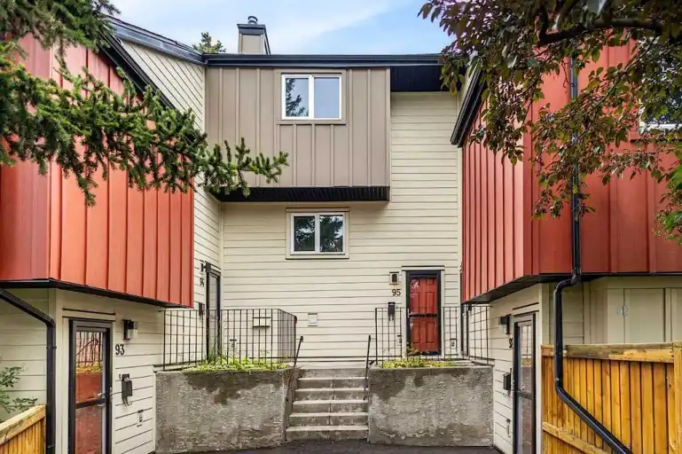 3 Bedroom Townhouse in Dalhousie | 95 - 4740 Dalton Drive, Calgary | 3020094