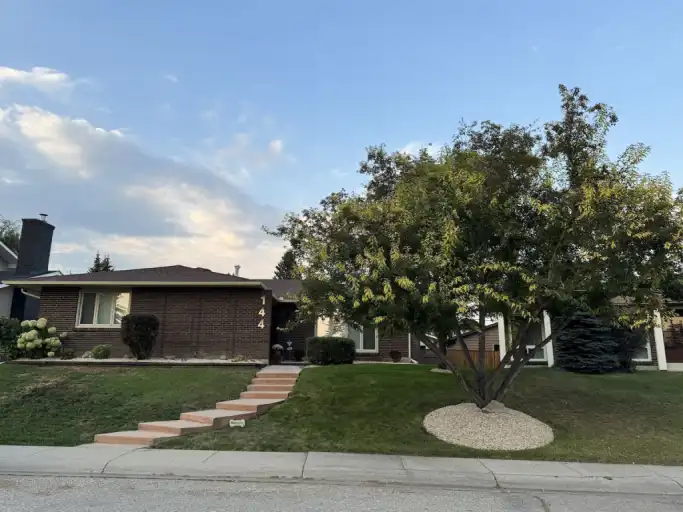 Executive Lake Bonavista Living - Luxury Home for Rent | 144 Lake Lucerne Crescent Southeast, Calgary | 3020386