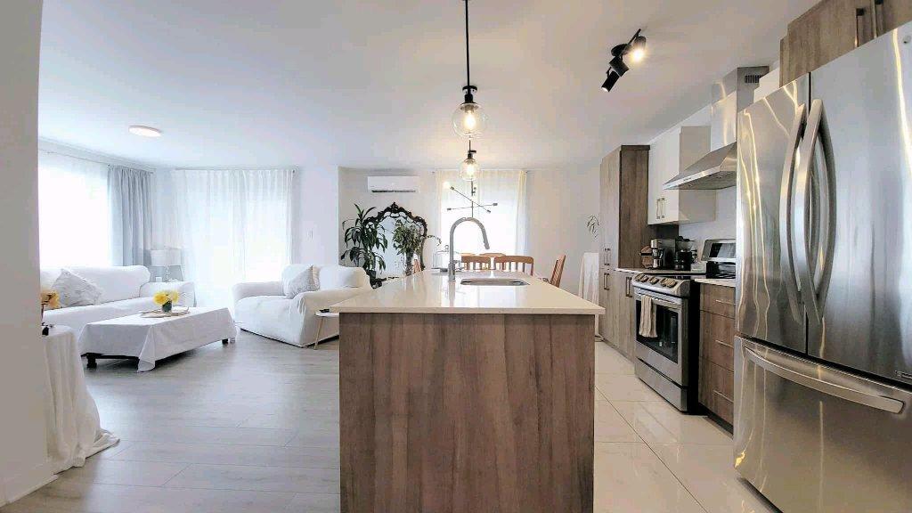 Superbe 4 ½ propre et lumineux – Aire ouverte + Grande chambre king- Disponible pour Octobre | 3022136