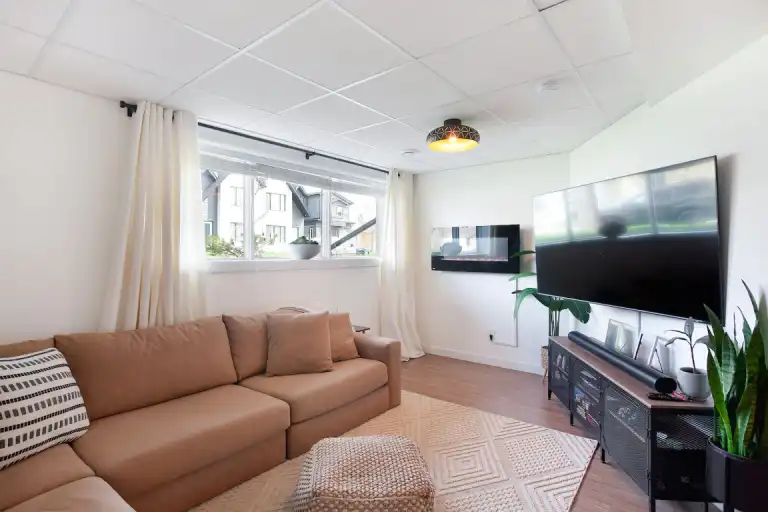 Bright Tuxedo Basement Unit | Calgary | 3022405